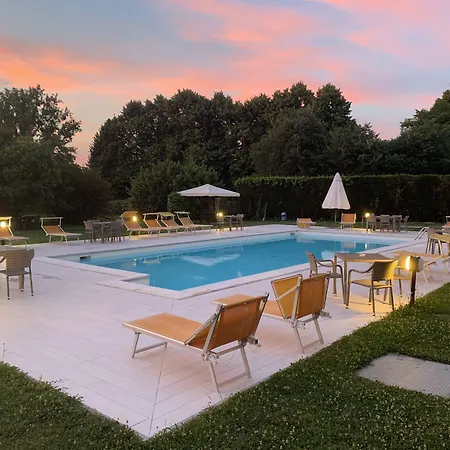 Hotel Le Ville Hotel 4*